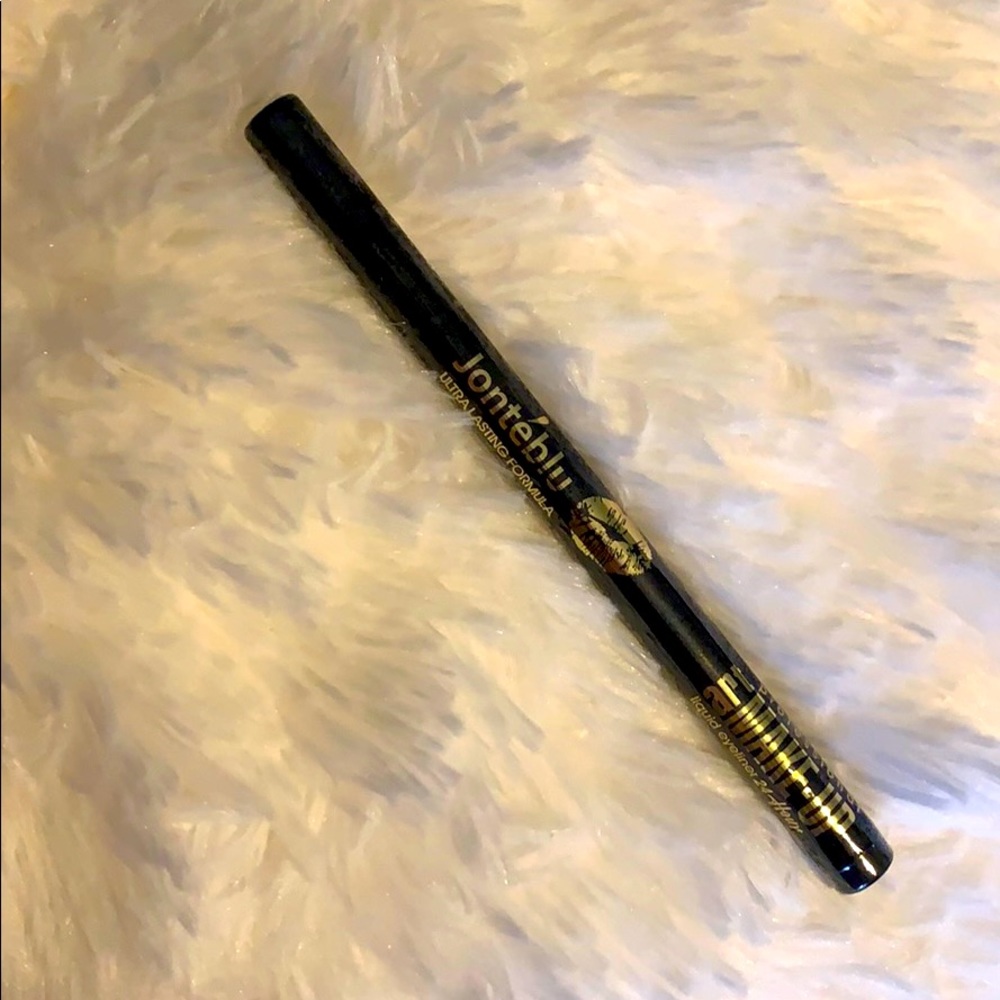 ❄️ 24 hour liquid eyeliner